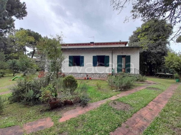 casa indipendente in vendita a Massa in zona Marina di Massa