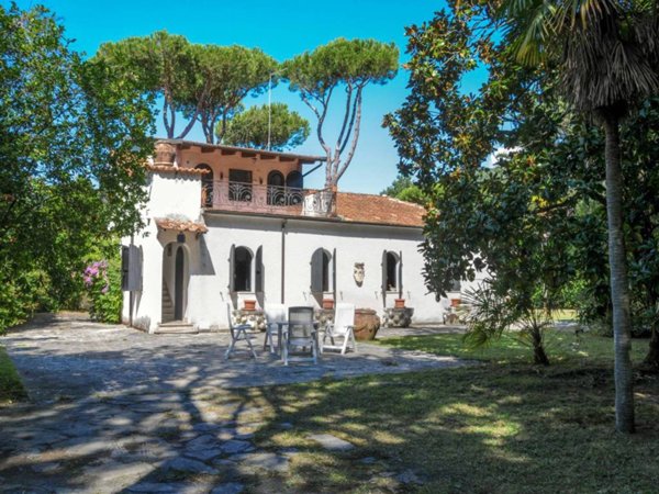 casa indipendente in vendita a Massa in zona Marina di Massa
