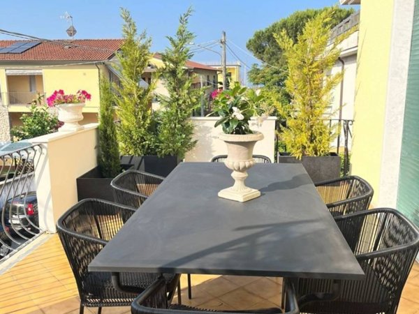 casa indipendente in vendita a Massa in zona Marina di Massa