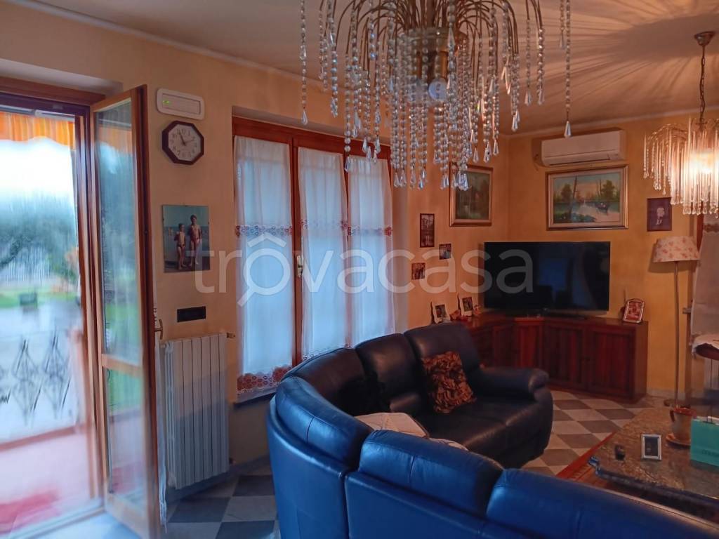 casa indipendente in vendita a Massa in zona Marina di Massa