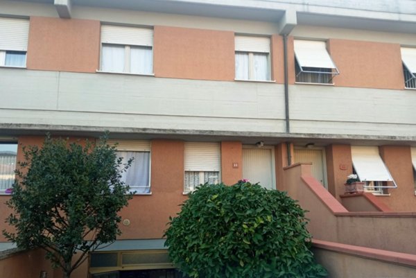 casa indipendente in vendita a Massa