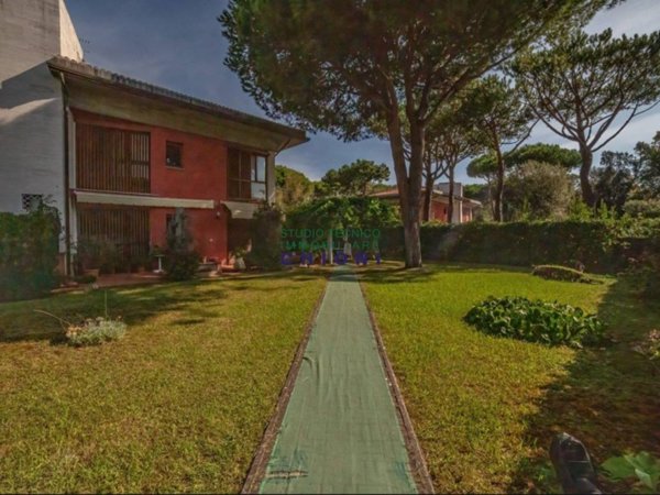 casa indipendente in vendita a Massa in zona Poveromo