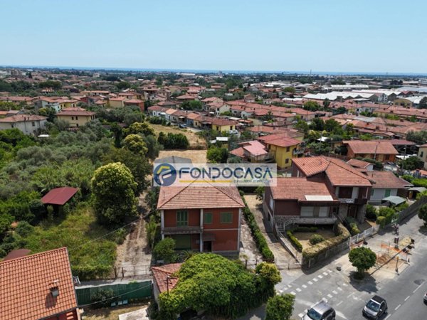 appartamento in vendita a Massa in zona Castagnola