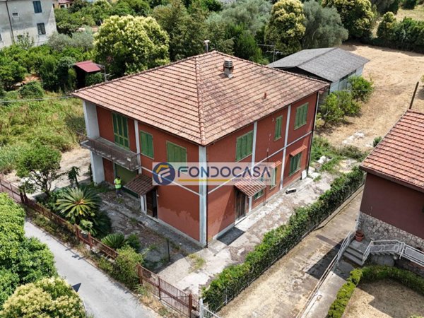 casa indipendente in vendita a Massa in zona Castagnola