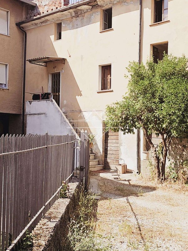 intera palazzina in vendita a Massa in zona Castagnola