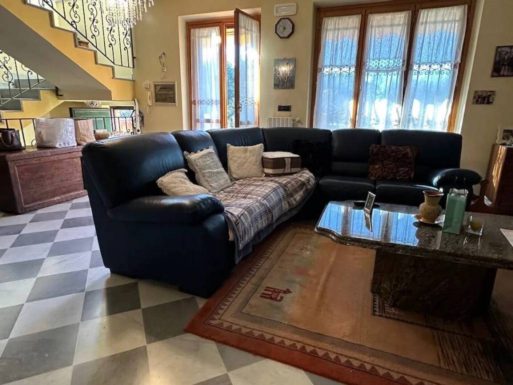 casa indipendente in vendita a Massa