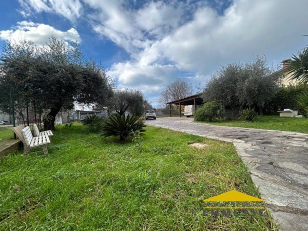 casa indipendente in vendita a Massa in zona Quercioli