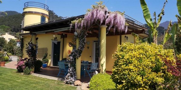 casa indipendente in vendita a Massa in zona Centro Storico