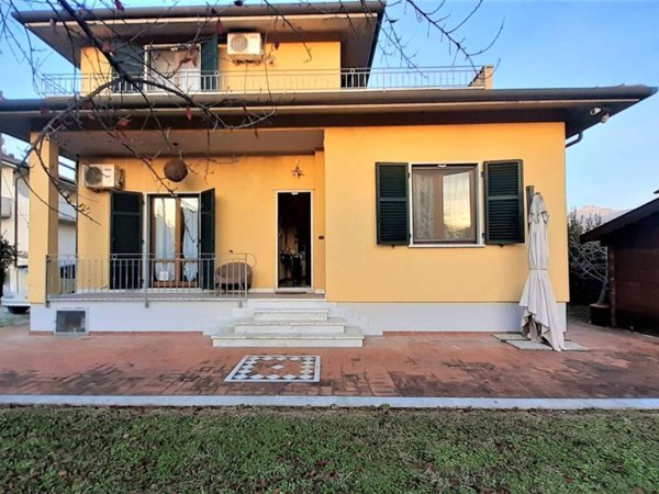 casa indipendente in vendita a Massa in zona Marina di Massa