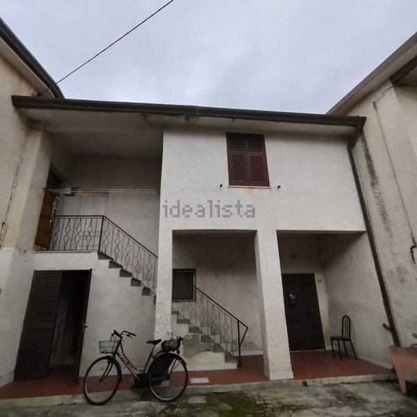 casa indipendente in vendita a Massa in zona Quercioli