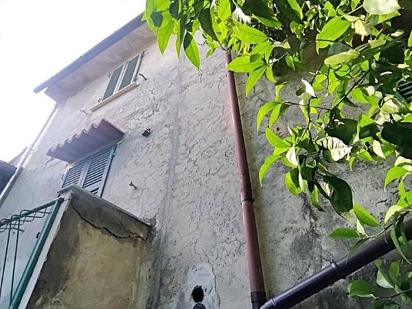 casa indipendente in vendita a Massa
