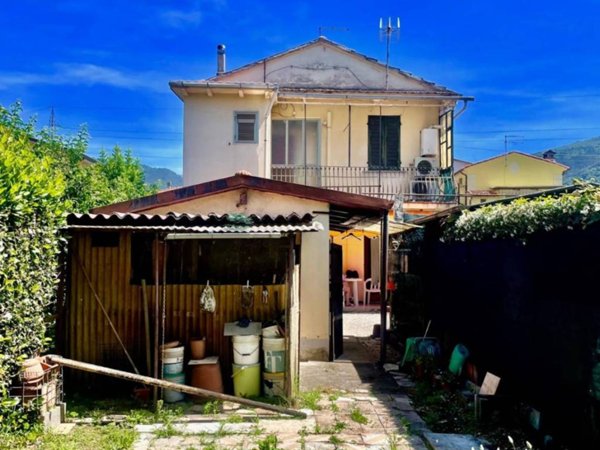 casa indipendente in vendita a Massa in zona Quercioli