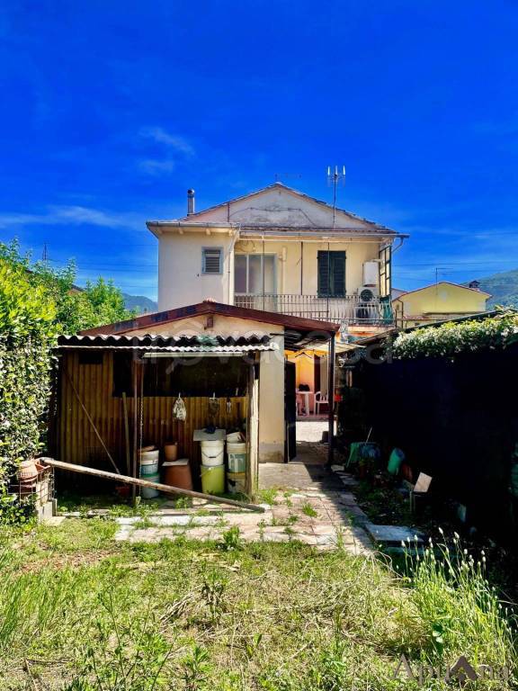 casa indipendente in vendita a Massa in zona Quercioli