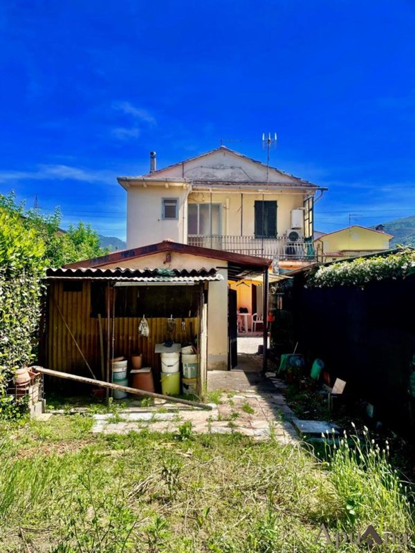 casa indipendente in vendita a Massa in zona Quercioli