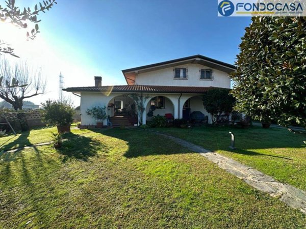 casa indipendente in vendita a Massa