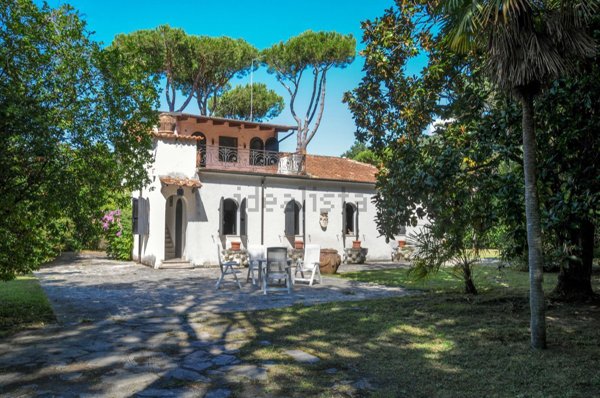 casa indipendente in vendita a Massa in zona Poveromo