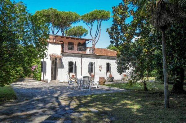 casa indipendente in vendita a Massa in zona Marina dei Ronchi