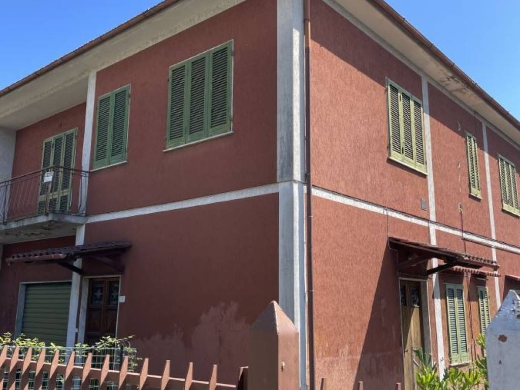 casa indipendente in vendita a Massa in zona Romagnano