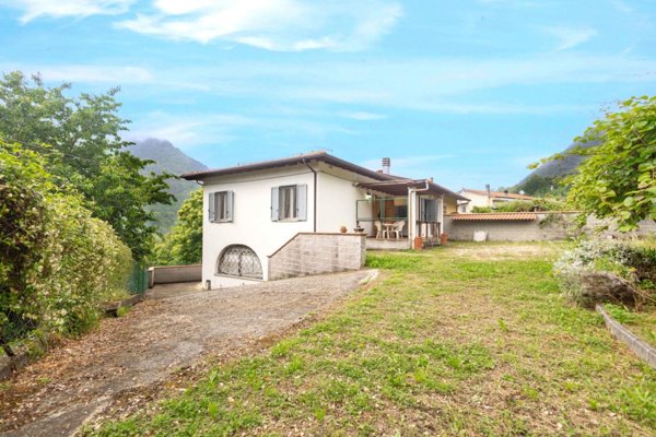 casa indipendente in vendita a Massa in zona Antona
