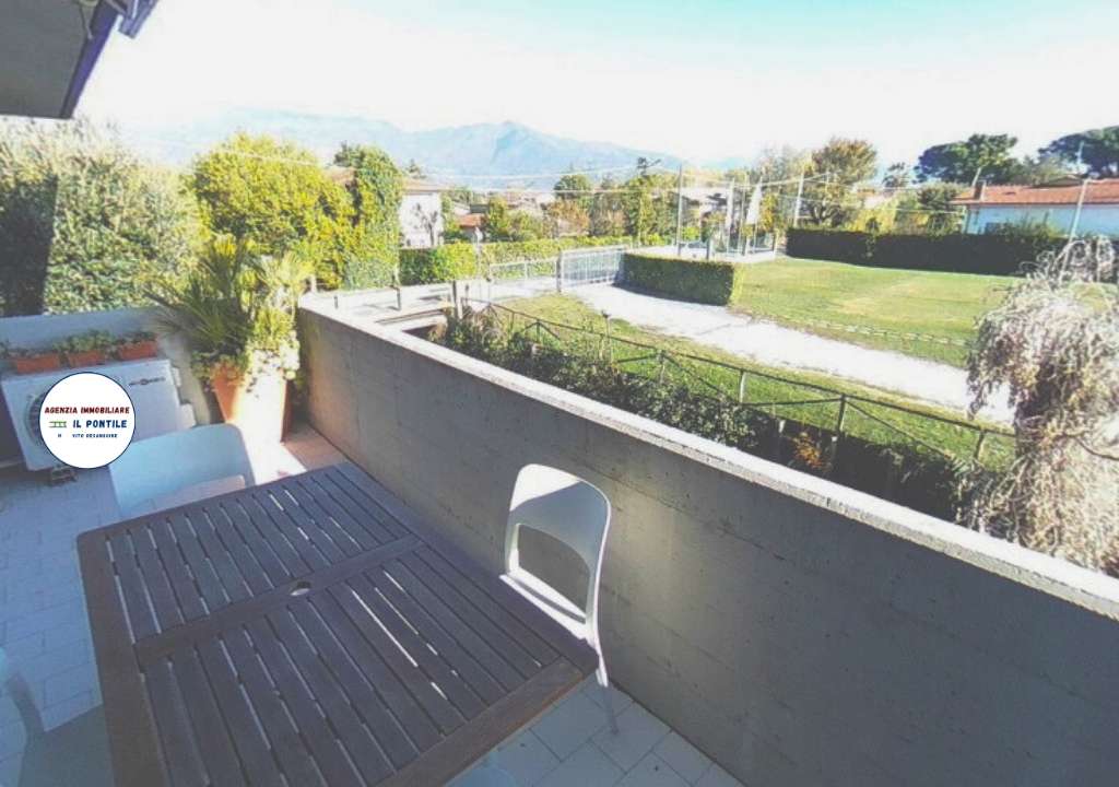 appartamento in vendita a Massa in zona Marina dei Ronchi