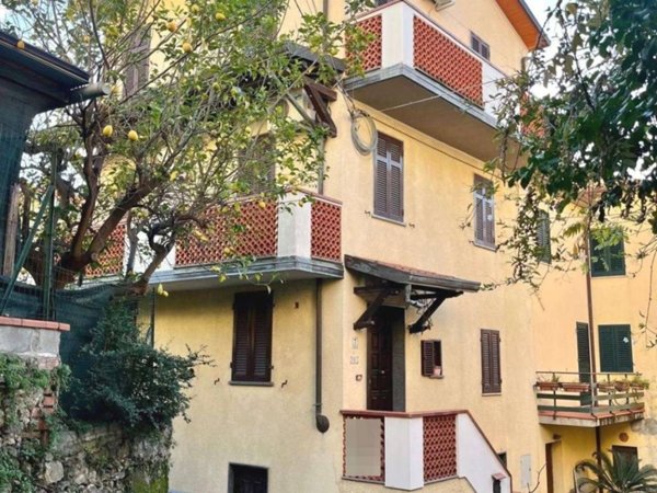 casa semindipendente in vendita a Massa in zona Centro Storico