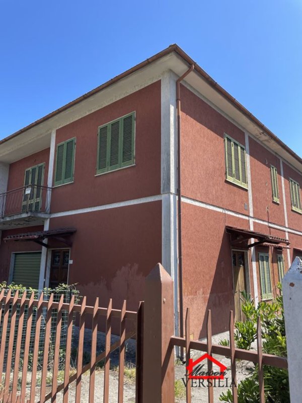 casa indipendente in vendita a Massa in zona Castagnola