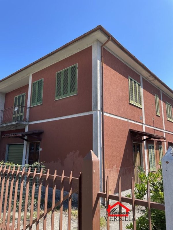 casa indipendente in vendita a Massa in zona Castagnola