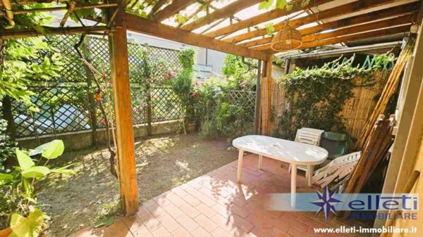 casa indipendente in vendita a Massa in zona Marina dei Ronchi