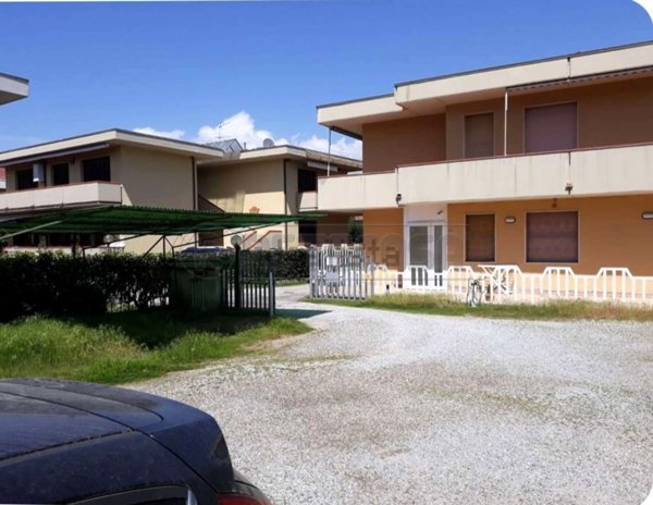 appartamento in vendita a Massa in zona Marina dei Ronchi