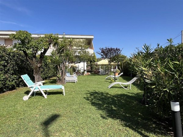 appartamento in vendita a Massa in zona Marina di Massa