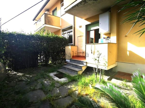 appartamento in vendita a Massa in zona Marina di Massa