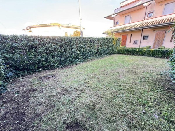 casa indipendente in vendita a Massa in zona Marina di Massa