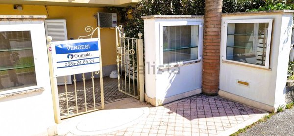 appartamento in vendita a Massa in zona Marina di Massa