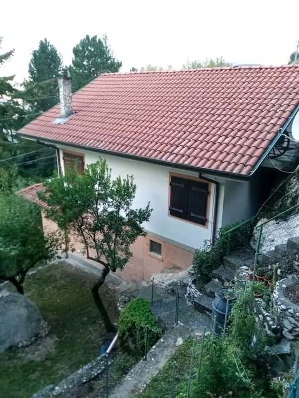 casa indipendente in vendita a Massa in zona Antona