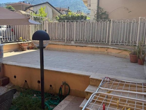 appartamento in vendita a Massa in zona Centro Storico