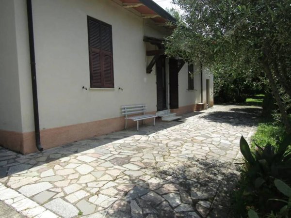 casa indipendente in vendita a Massa