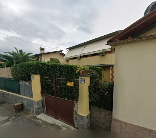 appartamento in vendita a Massa in zona Marina di Massa