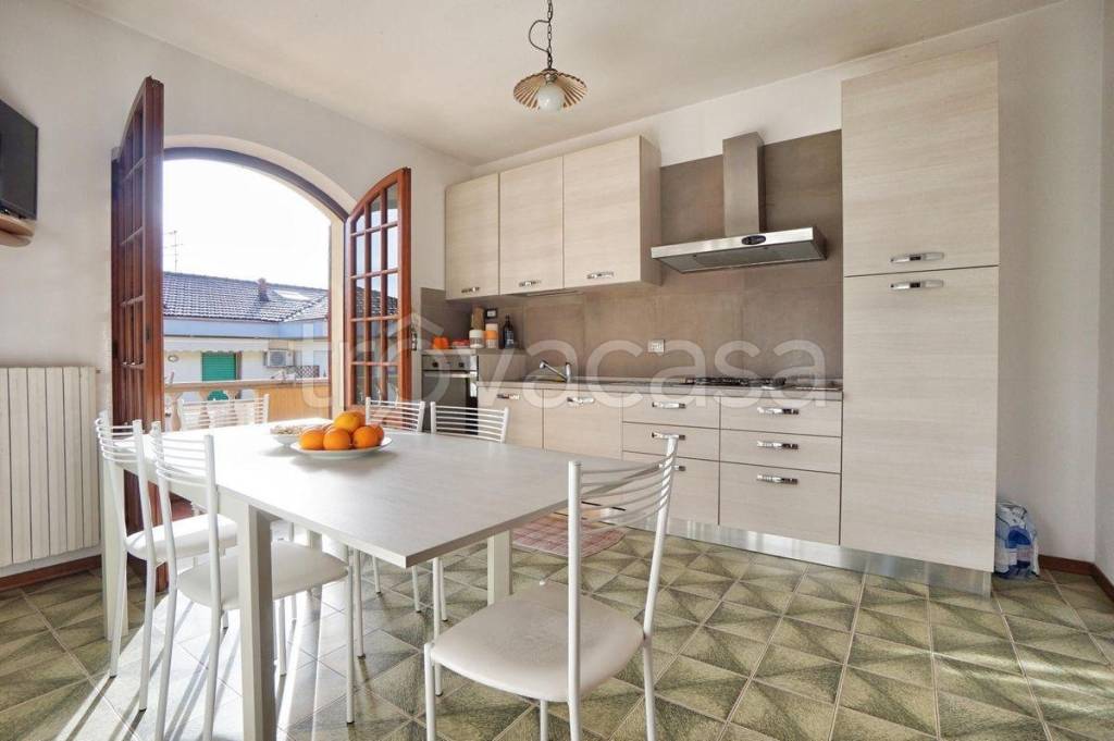 appartamento in vendita a Massa in zona Marina dei Ronchi