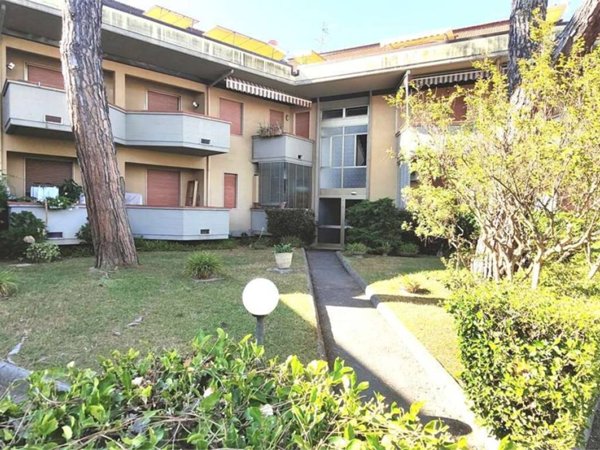 appartamento in vendita a Massa in zona Marina dei Ronchi