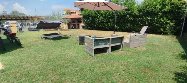 casa indipendente in vendita a Massa in zona Marina di Massa