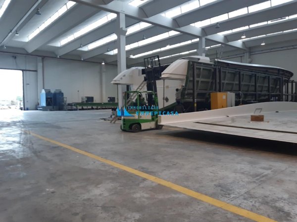 capannone in vendita a Massa in zona Marina di Massa