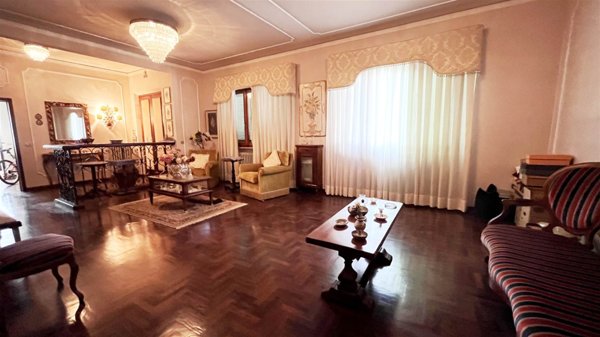 casa indipendente in vendita a Massa