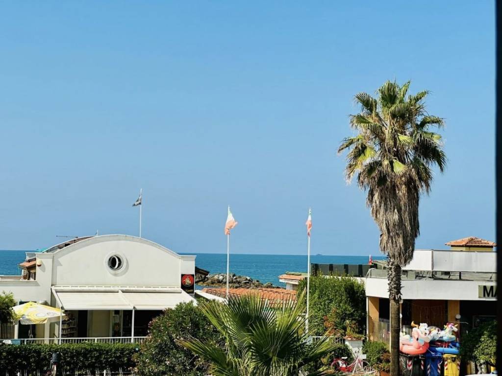 appartamento in vendita a Massa in zona Marina di Massa