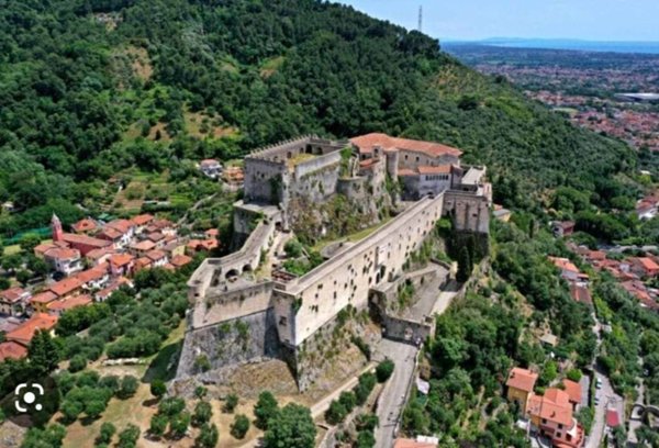 appartamento in vendita a Massa in zona Centro Storico