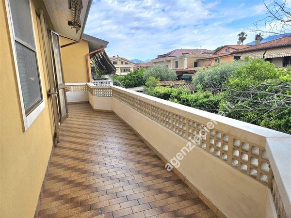 appartamento in vendita a Massa in zona Marina di Massa