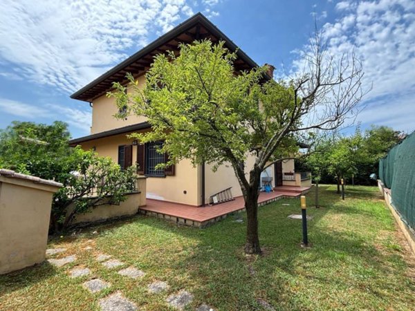 casa indipendente in vendita a Massa in zona Marina di Massa