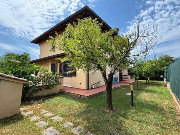 casa indipendente in vendita a Massa in zona Quercioli
