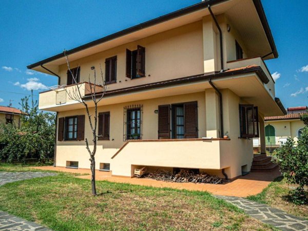 casa indipendente in vendita a Massa in zona Marina di Massa