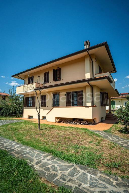 casa indipendente in vendita a Massa in zona Quercioli