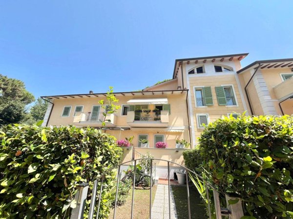 appartamento in vendita a Massa in zona Marina dei Ronchi